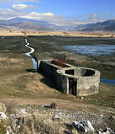 καταβόθρα στο οροπέδιο (polje)