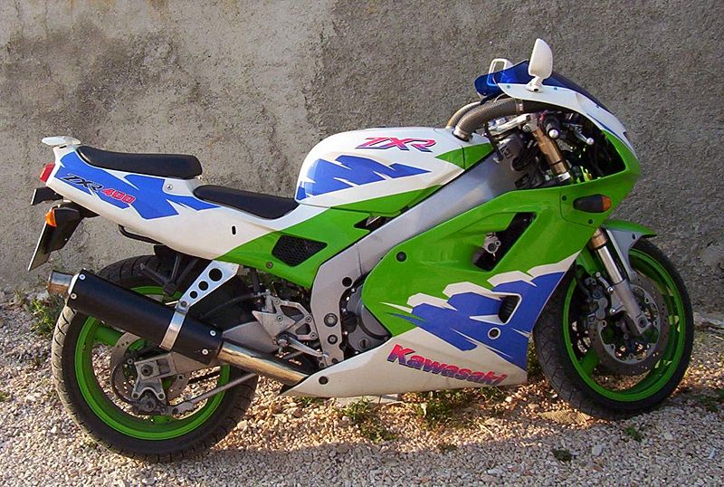 File:Kawasaki-zxr400-L4-gruen-weiß-blau.jpg