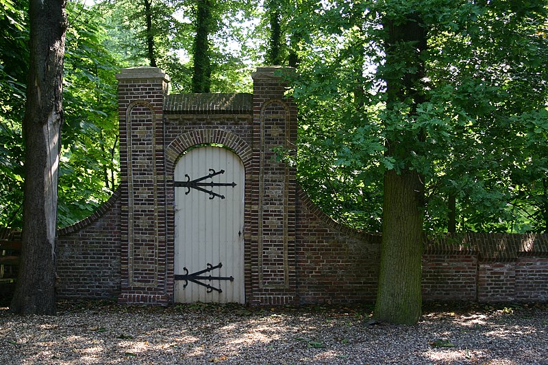 File:Kerkhofommuring, Warmond.JPG