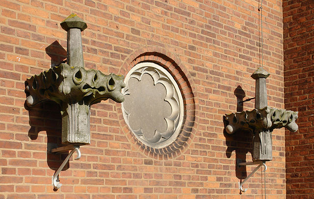 St. Johann in Bremen, Oberneulander Landstraße 41. Fialen wurden bei der Renovierung in den 1930er Jahren von den Türmchen entfernt