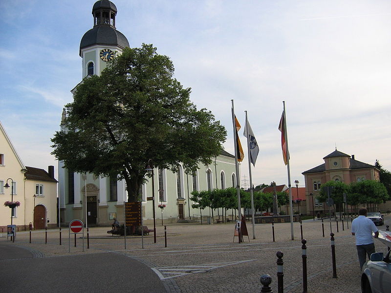 File:Kirchplatz Philippsburg.JPG