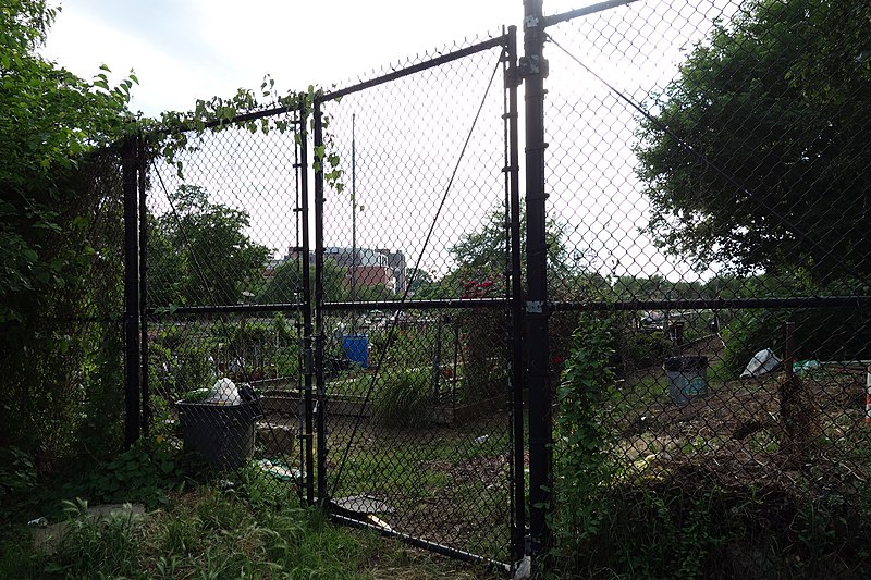 File:Kissena Corridor Park W td (2018-06-16) 006 - Evergreen Community Garden.jpg