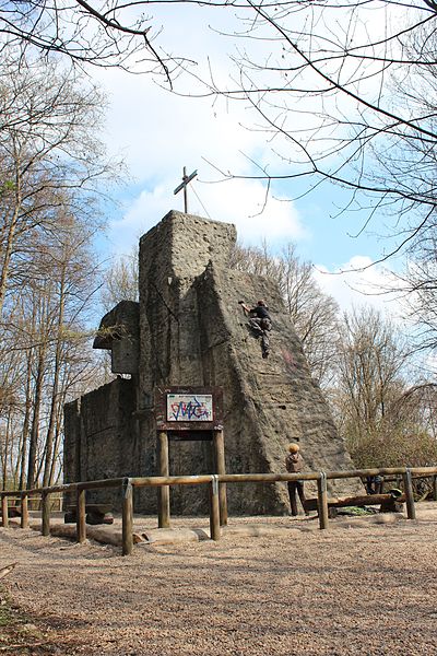 File:Kletterturm Teufelsberg, Berlin, Februar 2014.jpg