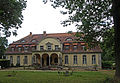 Herrenhaus (Neues Schloss, Nr. 6), Gesindehaus (Hauptstraße 27), zwei Wirtschaftsgebäude mit Ställen (Nr. 1, 1a, 3 und 4), ein weiteres Wirtschaftsgebäude mit Ställen (ehemaliges Altes Schloss, nur Erdgeschoss erhalten, Nr. 2), Eiskeller (Nr. 5), zwei mal zwei Torpfeiler, Reste der Einfriedung, historische Tanksäule und drei Grabsteine neben dem Neuen Schloss (Einzeldenkmale zu ID-Nr. 09302712)