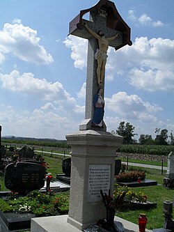 Križ s prekmurskim napisom na kranjskem pokopališču iz leta 1886.
