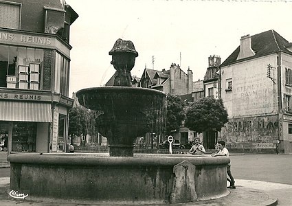 L3743 - Lagny-sur-Marne - Place de la Fontaine.jpg