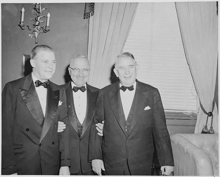 File:L to R, Unidentified man, President Truman, and Vice President Alben Barkley at the dinner in their honor at the... - NARA - 200018.jpg