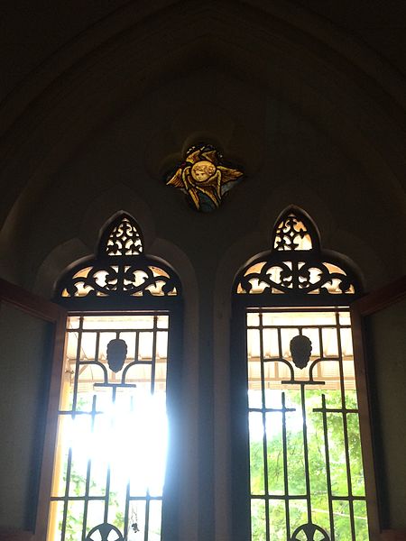 File:Lancet window (1) at St. Michaels and All Angels Church, Mudalur, Tamil Nadu, India.jpg