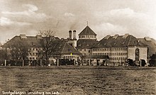 Westansicht der Gefangenenanstalt Landsberg am Lech mit Markierung von Hitlers Zelle (Quelle: Wikimedia)