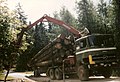 Lasting av heiltømmer med Jonsereds tømmerkran; Mercedes-Benz trekkvogn med semitrailer.