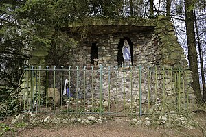 Lourdesgrot aan de Veenweg. In 1958 geplaatst op initiatief van enkele boeren uit de omtrek. Opvolger van een houten nis met een mariabeeldje dat in 1935 geplaatst was door de Katholieke Jonge meisjes Vereniging. Veel katholieken uit Laudermarke kwamen uit Duitsland.