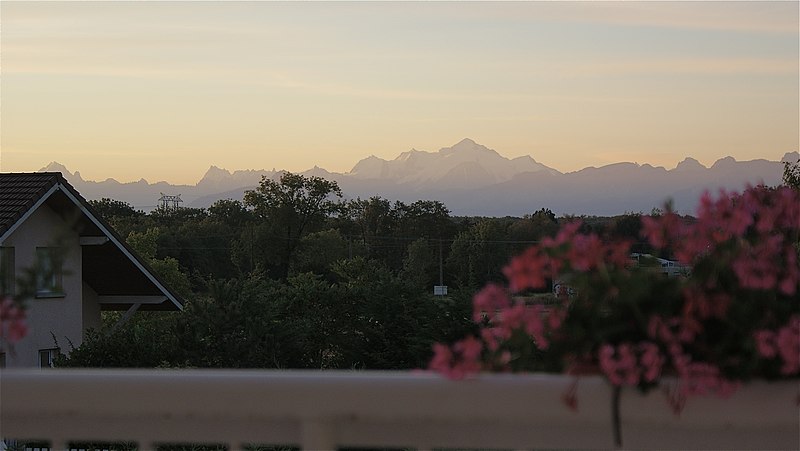 File:Le Mont Blanc à l'aube - panoramio.jpg