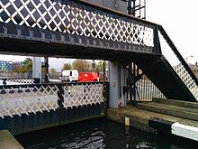 The permanent footbridge Leamington Lift Bridge September 2014 07.jpg