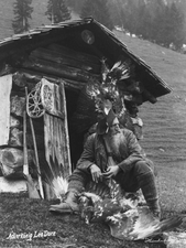 Leo Dorn devant un refuge de montagne avec deux aigles abattus, env. 1901-1910