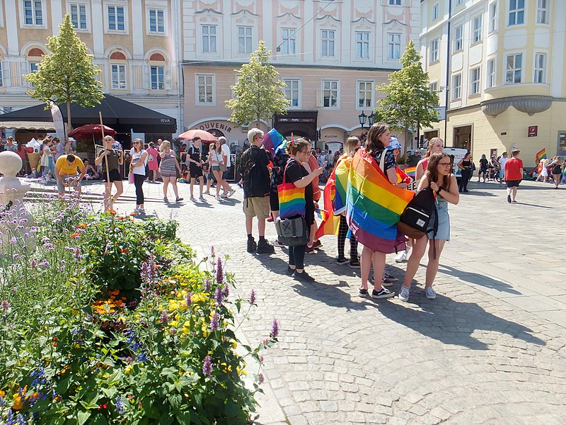 File:Linz 2021-06-26 Linzpride 06 Hauptplatz Bild 08.jpg