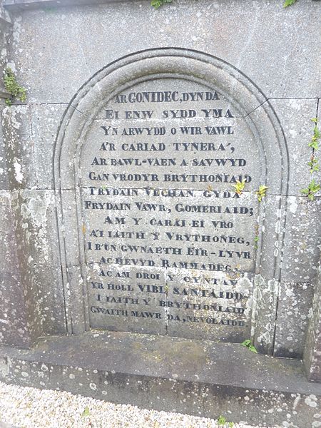 Fichier:Lochrist 13 Monument le Gonidec texte en gallois.jpg