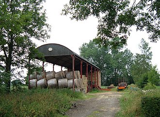 A Teasdale and Metcalf Dutch-barn near Church Fenton in North Yorkshire. Lodge Farm, Oxmoor Lane - geograph.org.uk - 197667.jpg