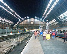 Saint Pancras Station de Londres, William Henry Barlow, 1862. Con sus 75 metros fue la estructura cubierta de un solo tramo más grande del mundo hasta el Cowboys Stadium de Dallas (1971).