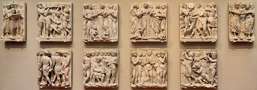 Fotografía de los diez paneles originales de la cantoria de Luca della Robbia tal como se exponen en el Museo dell'Opera del Duomo (Florencia)