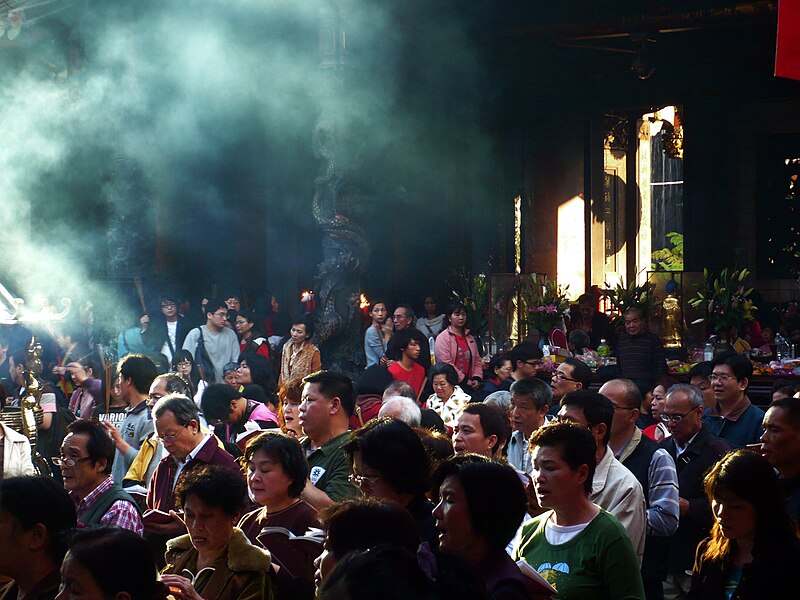 File:Lungshan Temple New Year 2009.jpg