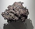 Fragment de la météorite Krasnoïarsk exposé dans la Grande galerie de l’Évolution, au Muséum national d'histoire naturelle (Paris, 18 octobre 2017 - 10 juin 2018).
