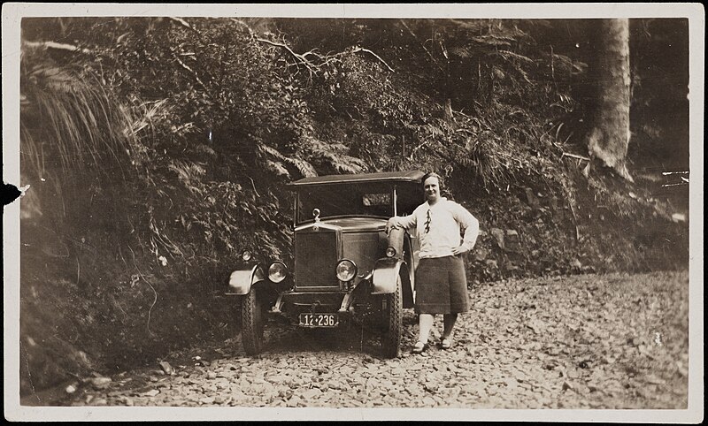 File:Mabel Voss and her Morris Cowley, 1929.jpg