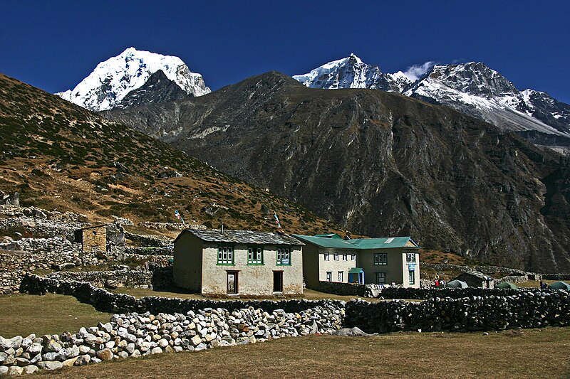 File:Machhermo-38-Lodge-2007-gje.jpg