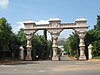 Puerta principal de la universidad madhurai kamaraj.JPG