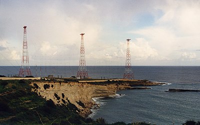 Short wave antenna masts of the Cyclops relay Malta, Sender Cyclops, 1996-01-30.jpg