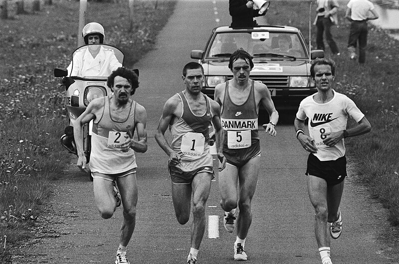 File:Marathon, hardlopen, Bestanddeelnr 932-5842.jpg