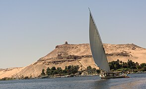 Au pied du mausolée de l'Aga Khan.