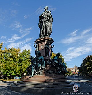 Мюнхен памятники. Мюнхен памятник Максимилиану. Памятники Максимилиана II В Мюнхене. Каспар фон Цумбуш. Максимилиан второй памятник Бавария.