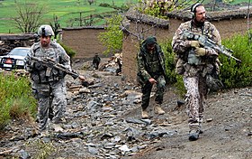 солдат Латвии, солдат национальной гвардии штата Мичиган и два солдата афганской армии на патрулировании в провинции Кунар (18 марта 2009)