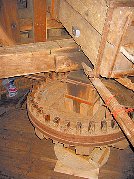 crown wheel with cogs and windshaft Molen het Hert Putten bonkelaar.jpg