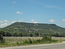 Morro coberto de bosques, com grande área plana no topo.