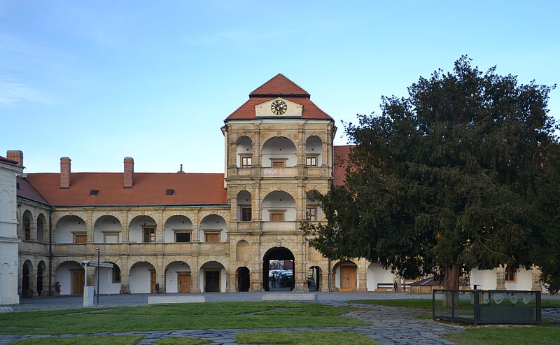 File:Moravská Třebová (Mährisch Trübau) - zámek.jpg