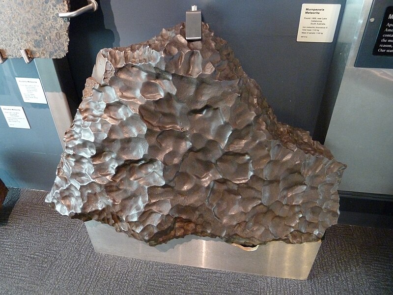 File:Murnpeowie meteorite 10102015.jpg