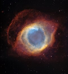 سديم هيليكس الذي يبعد عن الأرض نحو 700 سنة ضوئية. التقط الصورة تلسكوپ هابل الفضائي