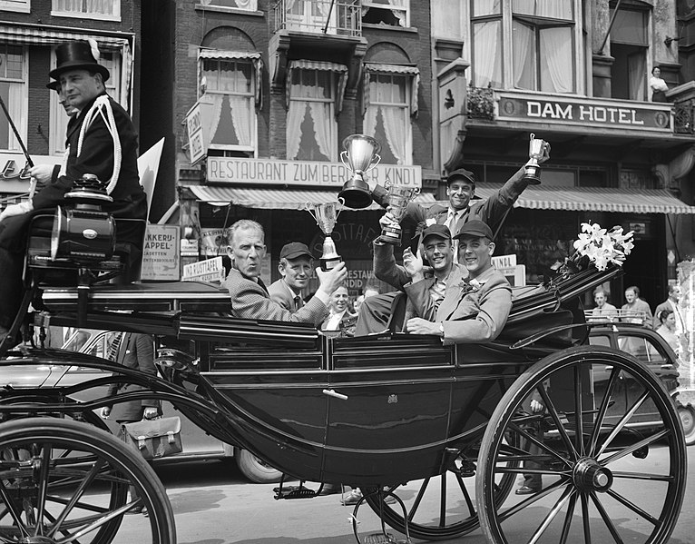 File:Nederlandse honkbalteam zegetocht door Amsterdam, Bestanddeelnr 907-8995.jpg