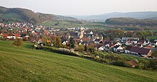 Neuenheerse vom Netheberg aus gesehen (in der Mitte die ehemalige Stiftskirche St. Saturnina und das Wasserschloss Heerse)