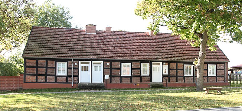 File:Neuruppin Karwe Lange Straße 27 Wohnhaus.JPG