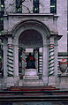 William Cullen Bryant Memorial im Vorweihnachtsschmuck 1996; dahinter im Anschnitt: rückwärtige Fassade der New York Public Library