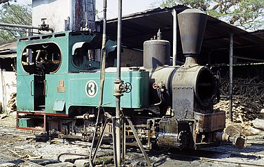 Een stoomlocomotief waar juli 2009 aan wordt gewerkt. In de oude fabriek staan opgeknapte locomotieven.[5]