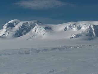 Blick über das Wörner Gap zum Omurtag-Pass (Mitte), links: Mount Bowles