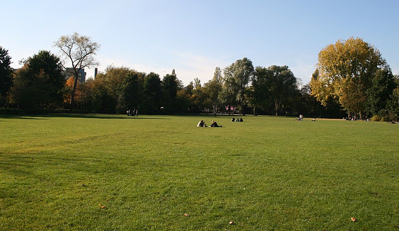 File:Oosterpark field of grass.JPG