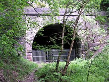 Ishlatilmaydigan temir yo'lda ochiq tunnel og'zi - geograph.org.uk - 442977.jpg