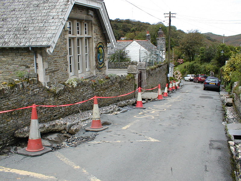 File:Outside Boscastle school.jpg