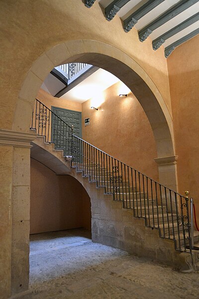 File:Palau Maisonnave d'Alacant, arc i escala.JPG