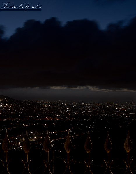 File:Panoramica notturna dal borgo di Castel San Pietro.jpg