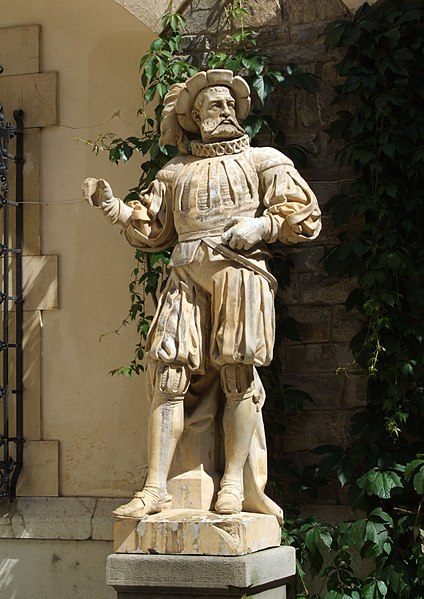 File:Peleş - sculpture 1.JPG